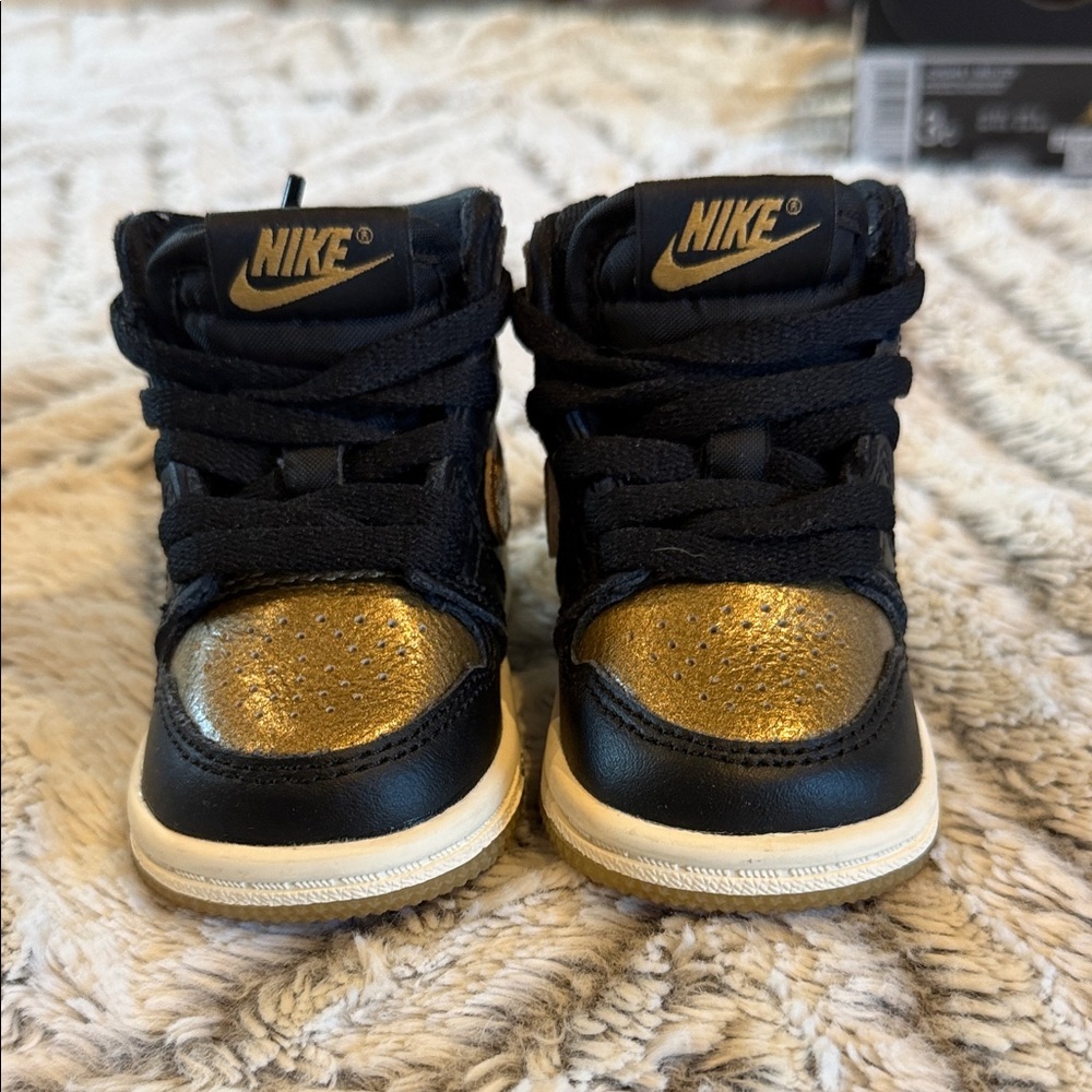 Nike Toddlers Sneakers in Black and Gold